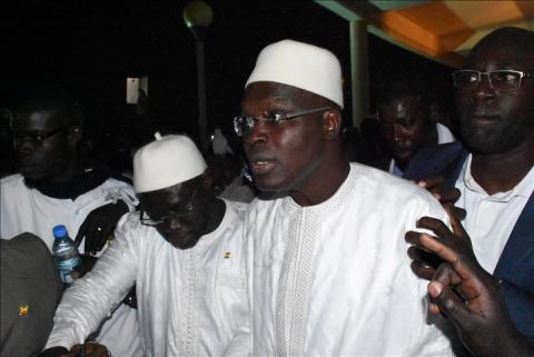 khalifa-sall-blanc-entoure