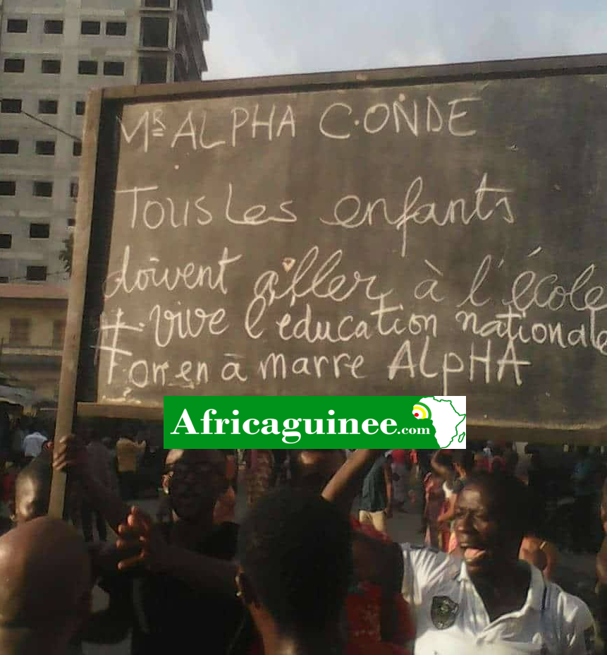 Des manifestants dans les rues du quartier Boulabinet à Conakry