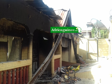 La maison incendiée à Tobolon (Dubreka)