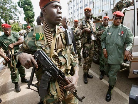 L'ex chef de la junte Moussa Dadis Camara avec sa garde rapprochée à Conakry