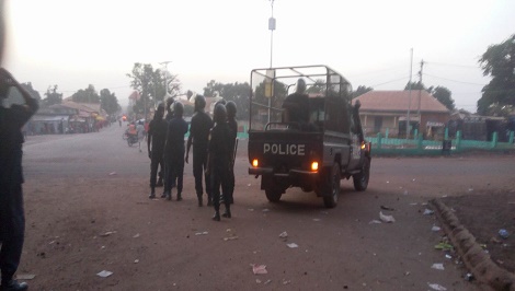 Une pickup de la Police à l'entrée du stade de Labé