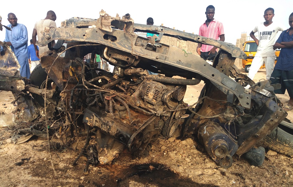 960x614_nigerians-regardent-carcasse-vehicule-apres-affrontement-entre-armee-boko-haram-27-avril-2018-image-illustration