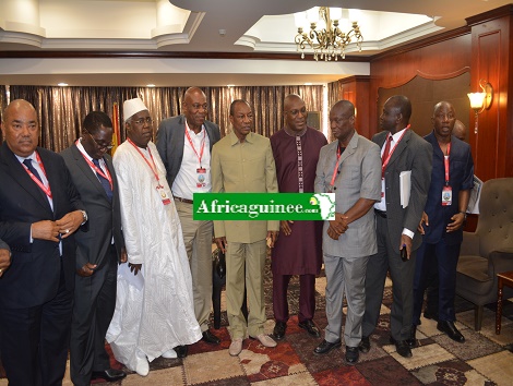 Alpha Condé, le Président de la République de Guinée et des acteurs de la majorité présidentielle au Palais Sekhoutourea