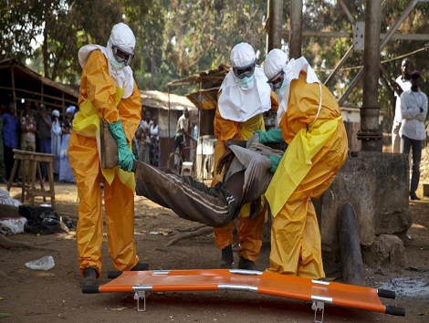 Des médecins transportant une victime d'Ebola