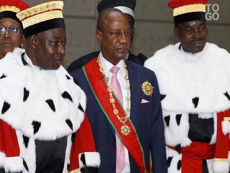 Des membres de la Cour Constitutionnelle avec le président Alpha Condé en 2015