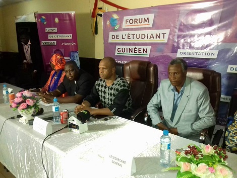 Le ministre de l'enseignement supérieur Abdoulaye Yéro Baldé accompagné de certains cadres de son département