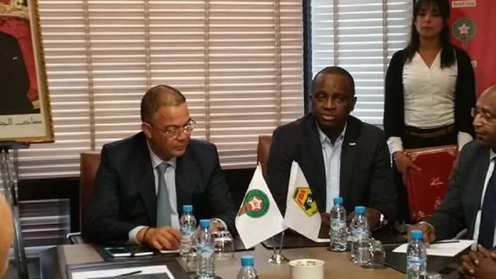 Antonio Souaré et Fouzi Lekjaa lors de la cérémonie de signature de l'accord de partenariat pour le soutien de la candidature du Maroc (Crédit photo le360.ma)
