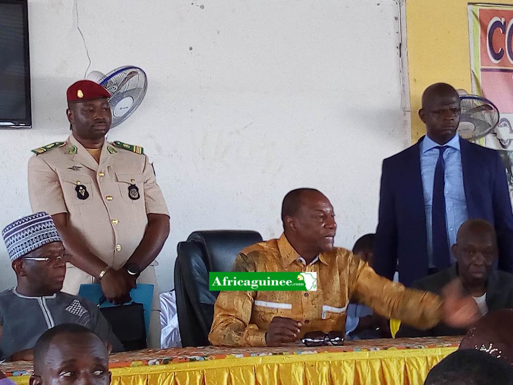 Alpha Condé au siège du RPG Arc-en-ciel à Conakry