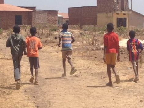 Des enfants dans la rue d'une ville guinéenne (image d'illustration)