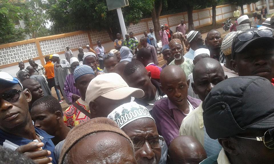 Les manifestants massés à la dévanture du gouvernorat de Kankan