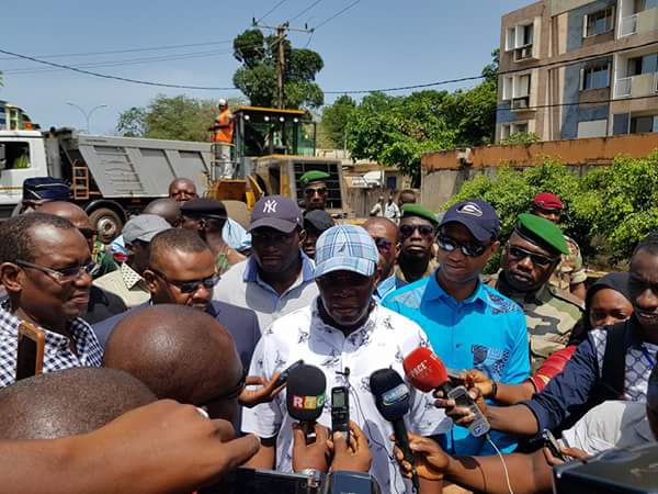 Le Premier ministre guinéen, Ibrahima Kassory Fofana lors du lancement des opérations d’assainissement à Conakry