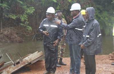 Le ministre Moustapha Naite sur le pont de Linsan