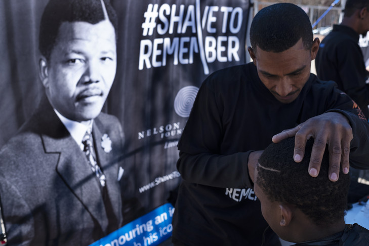 jeune-sud-africain-couper-cheveux-cadre-celebrations-100e-anniversaire-naissance-nelson-mandela-30-2018-johannesburg_0_729_486