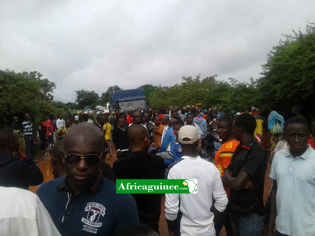 Des jeunes manifestants dans les rues de Kouroussa