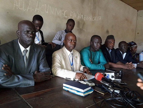 Aboubacar Soumah, secrétaire général du SLECG entouré des membre du bureau exécutif de sa structure syndicale