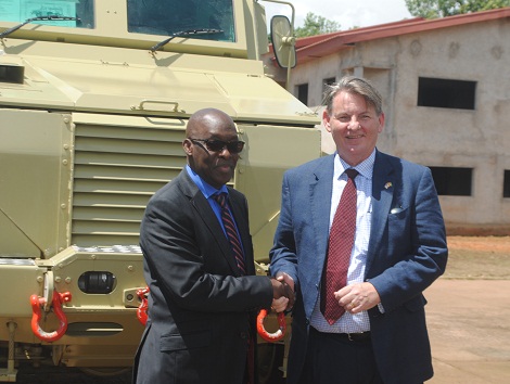 Dr Mohamed Diané et l'ambassadeur des USA, Dénis Hankins