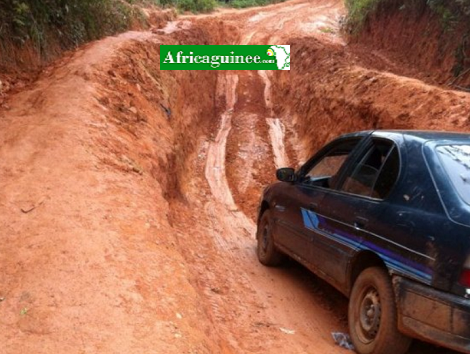 La route N'Zérékoré-Yomou, en Guinée forestière