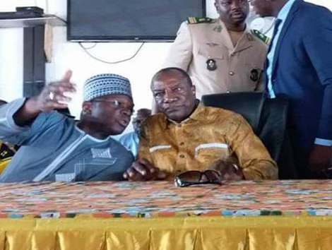 Le Président guinéen, Alpha Condé et le Premier ministre Kassory Fofana, au siège du RPG arc-en-ciel