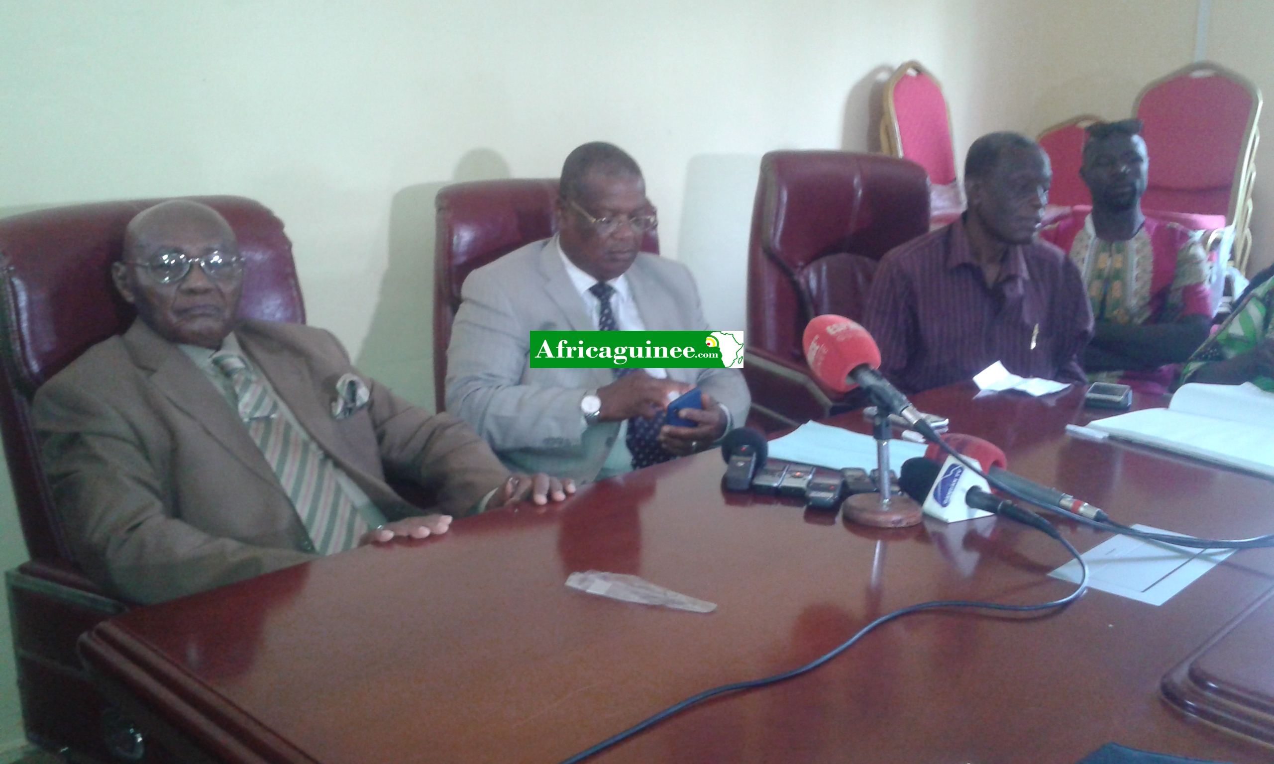 Des syndicalistes réunis à la bourse du travail à Conakry