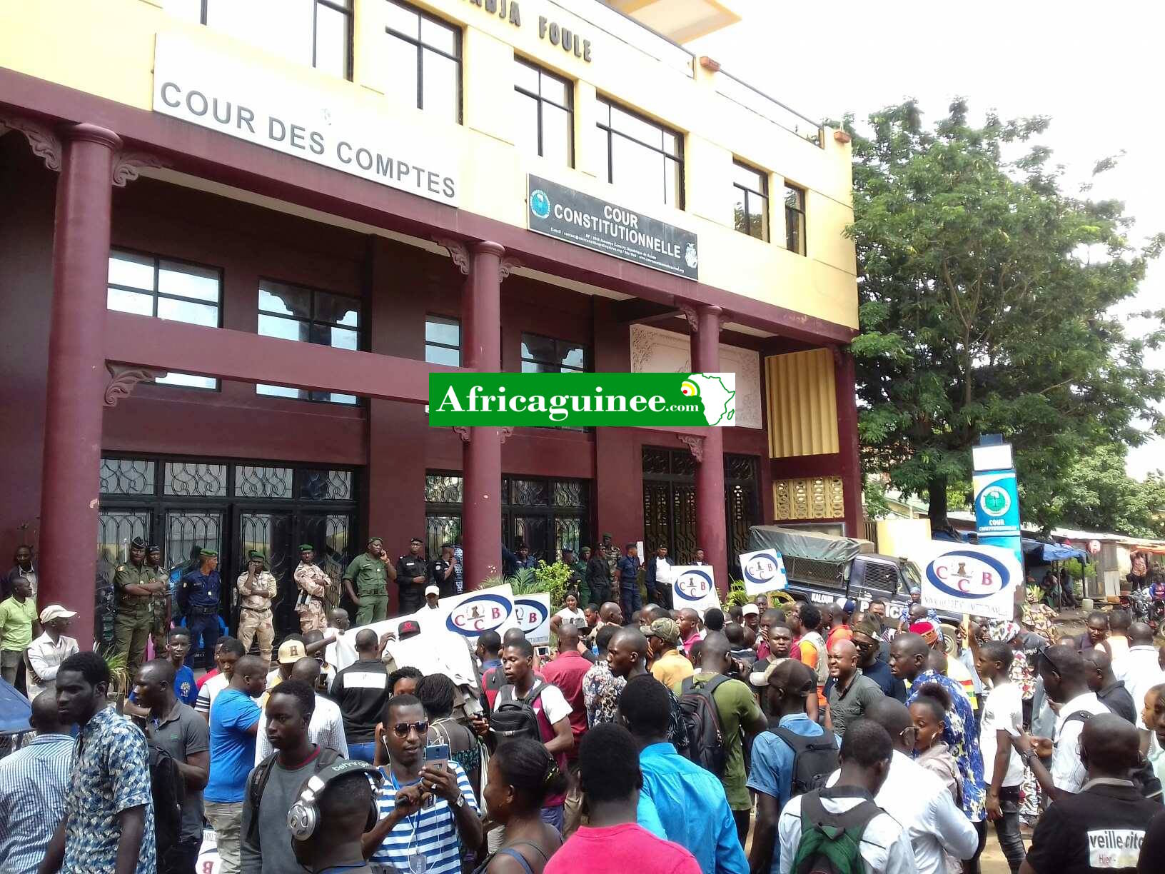 Des manifestants devant la Cour Constitutionnelle