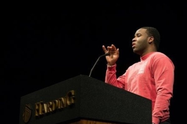 Botham Shem Jean est décédé à l'hôpital, après s'être fait tiré dessus par sa voisine policière. (Photo: Harding University)