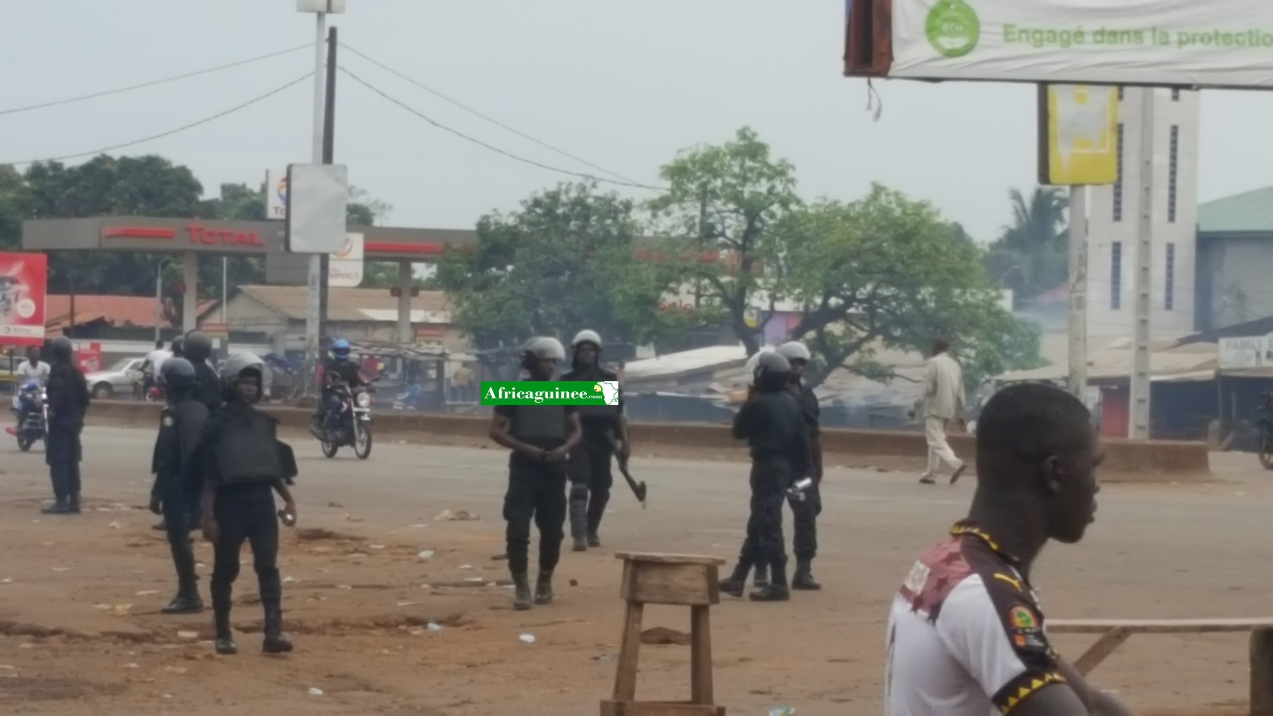 Des agents des forces de l'ordre au carrefour Cosa (Conakry)