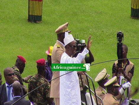 Le Président de la République saluant la foule au stade 28 septembre