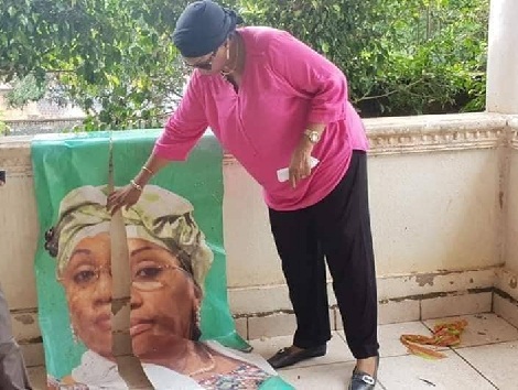 Hadja Halimatou Dalein Diallo, épouse de Cellou Dalein Diallo, constatant les dégâts au domicile familial de ses parents à Kindia