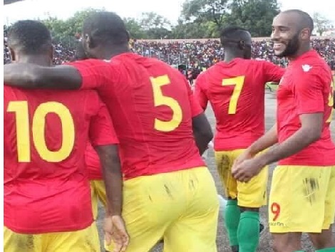 Des joueurs du Sily célébrant un but au stade 28 septembre de Conakry