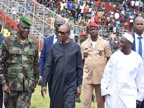 Le président Alpha Condé en compagnie du ministre de la Défense Dr Mohamed Diané, et le Général Namory Traoré, Chef d'Etat-major général des armées