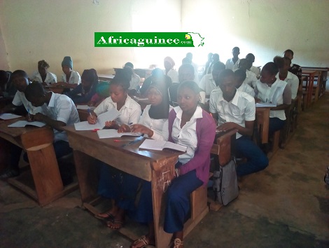 Des élèves dans une salle de classe à Dalaba