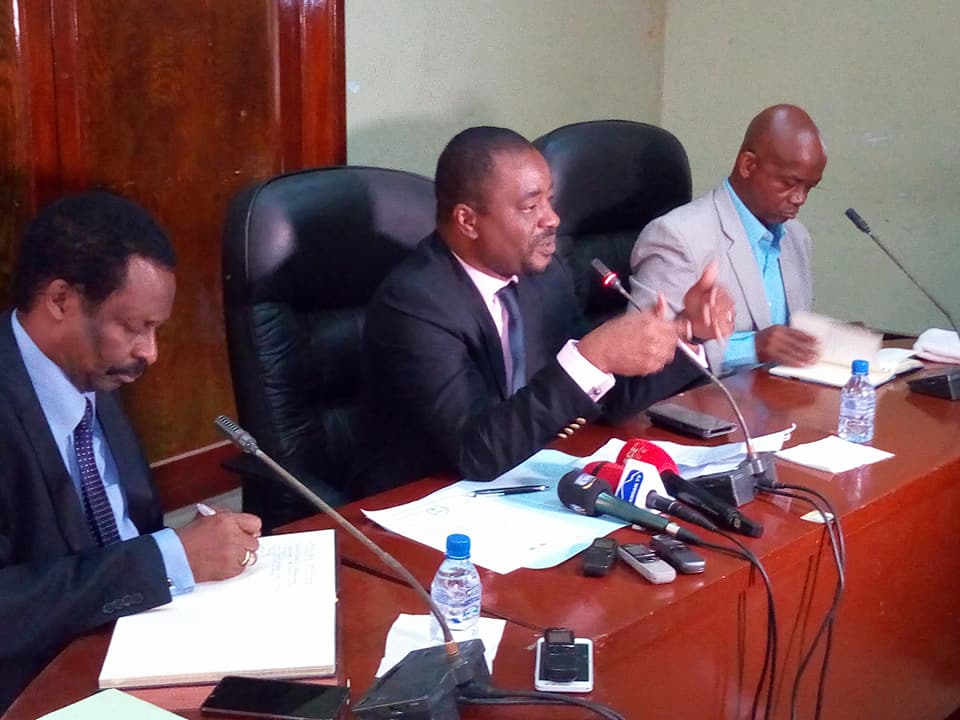 Des membres du Gouvernement et le leader du SLECG, Aboubacar Soumah, image d'archive