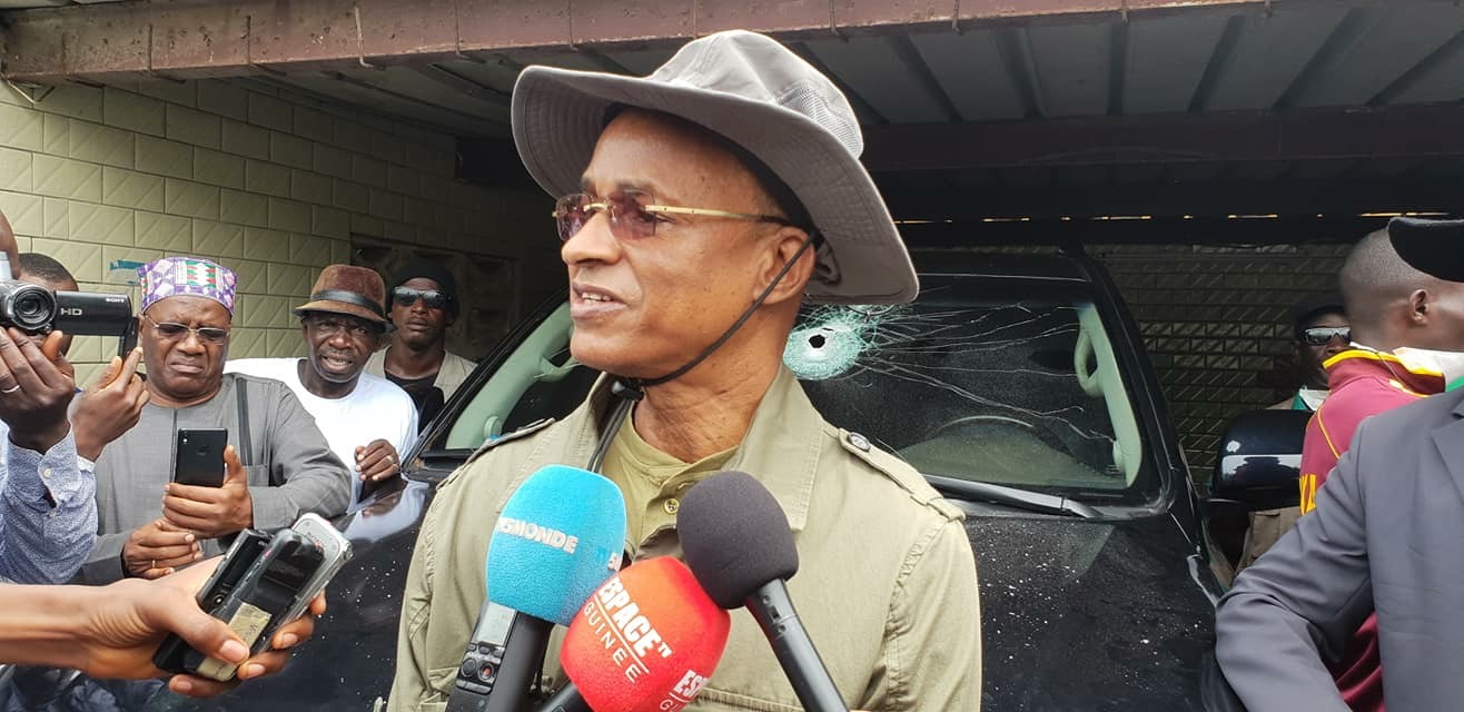 Cellou Dalein Diallo quelques heures après l'attaque contre son véhicule à Conakry-Africaguinee.com