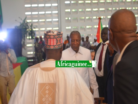 Le Président Alpha Condé en face de son ministre de la Citoyenneté Taran Diallo au lancement de la SENACIP