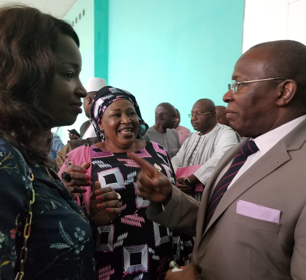 Kassory Fofana et un groupe de femmes au Parlement
