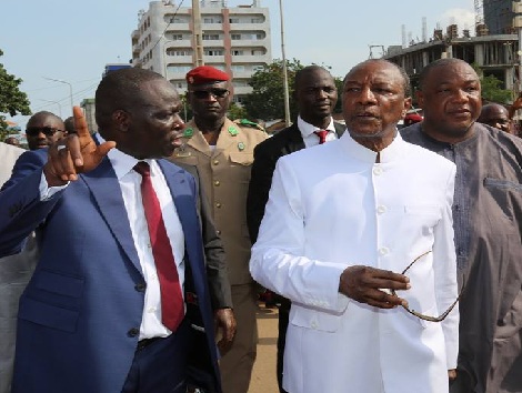 Alpha Condé, Président de la République de Guinée lors d'une "balade" à Kaloum