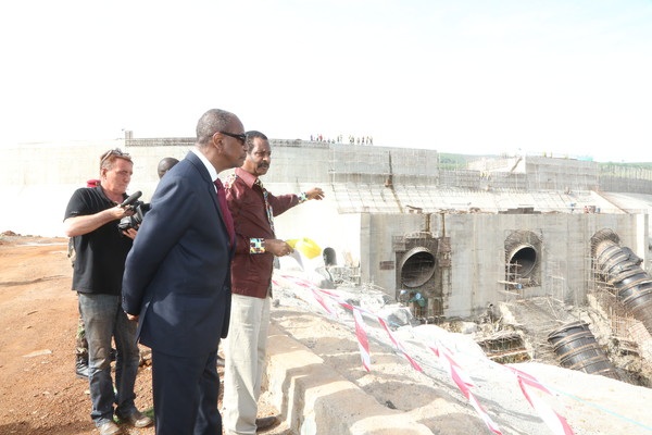 Le président Alpha Condé lors d'une visite sur le site du barrage de Kaléta-Africaguinee.com