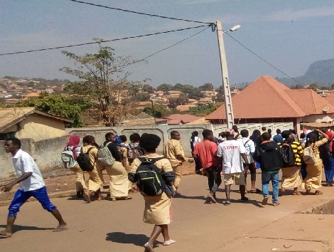 Des élèves qui manifestent à Mamou