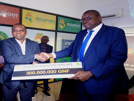 Orange-Guinée offre un chèque de 300 millions au Sily National de Guinée