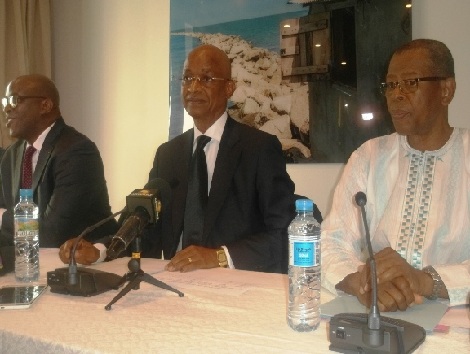 Cellou Dalein Diallo, leader de l'UFDG entouré de ses vice-présidents Aliou Condé (D) Fodé Oussou Fofana (G)