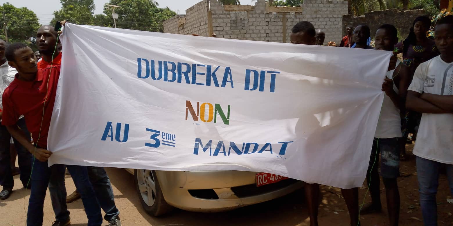 Des jeunes opposants au projet de troisième mandat du côté de Dubréka