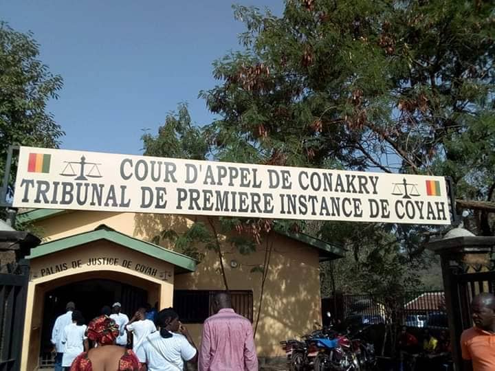 Des citoyens se mobilisent devant le palais de justice de Coyah