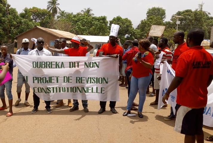 Des jeunes protestent le contre le projet de la révision constitutionnelle