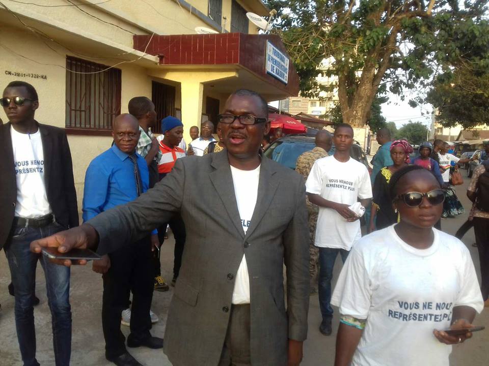 Dr Faya Milimouno, leader du Bloc Libéral à sa sortie du tribunal de Kaloum