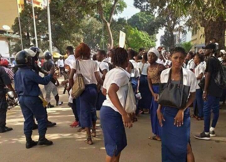 Des élèves manifestent à Kaloum