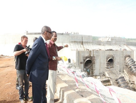 Alpha Condé, Président de la République de Guinée lors d'une visite sur le barrage de Kaléta