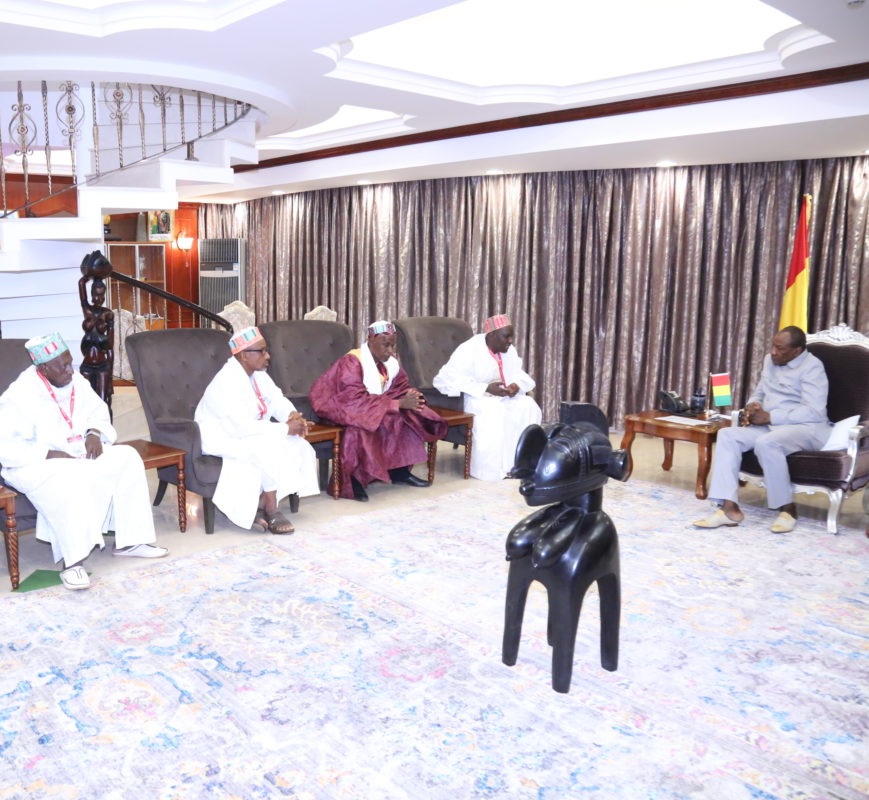 Alpha Condé, Président de la République de Guinée avec des notables du Foutah dont Elhadj Bano Bah à l'extrémité gauche; (image d'archive).