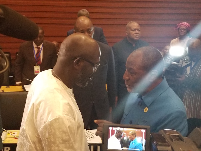 Les Présidents guinéen et Libérien Alpha Condé (D) Georges Weah (G)