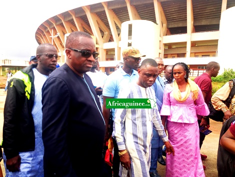 Le ministre Bantama Sow et Antonio Souaré, président de la Féguifoot sur les travées du stade de Nongo Conakry