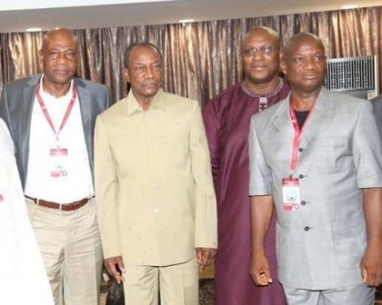 Des cadres du parti au pouvoir au Palais Sékhoutourea